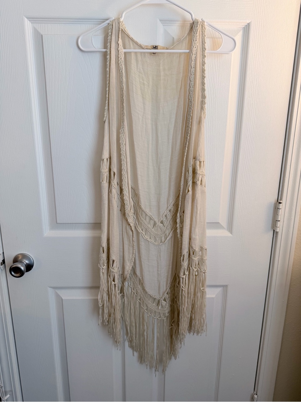 GBG Los Angeles Cream Crochet Fringe Open-Front Tunic Vest